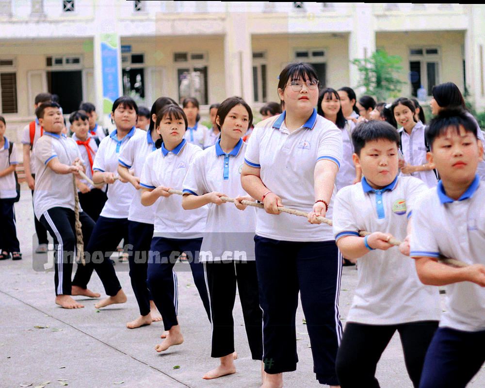 两条平行光带在深蓝背景上向远处延伸，一条呈鎏金色、一条呈翡翠绿，象征邮箱与电话两条并行的联系通道
