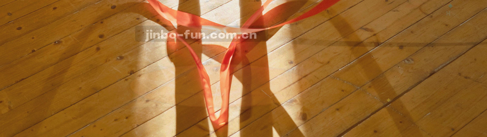 深蓝与靛紫渐变的抽象刻度纹理，金色线条勾勒出分区标记